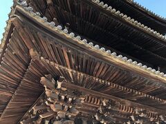 どこをどう歩いたのかわからないですが、天寧寺の三重塔に出ました。

質実剛健な感じ。　本堂などとは別の敷地に塔だけが建っています。その敷地内から写真を撮るとこんな感じになってしまいます。観光写真によく出てくる海と三重塔の写真はもっと別の場所から撮らないといけませんね。
塔の基壇には上ることができたので隙間から中を覗くと、塔内には色彩の残る仏画が。