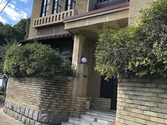 山を下りる途中にあったのが、スパニッシュ風の洋館・島居邸です。

