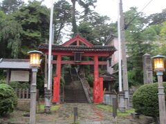 日枝神社。

雨で地面がビッチャビチャ。

よし、石段を登るよ。