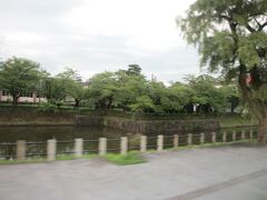 鶴岡公園・鶴ヶ岡城跡。

お濠が広い。
