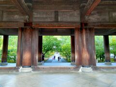 南禅寺は臨済宗南禅寺派の大本山で、日本で最初の勅願禅寺として創建された古刹です。
 