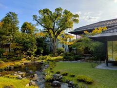 和風の母屋と洋風の蔵、小川治兵衛が作庭した池泉回遊式庭園で、空いているので、思う存分美しい庭園を満喫できます。
