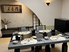 ホテルから８分ほど、１９時に予約していた日本料理のお店「たま川」にお邪魔します。個室の椅子席をお願いしていました。