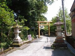 元伊勢籠神社、参拝しました。
日曜ということもあってか、参拝の方もわりと多く感じました。
裏の道から抜けて、敷地を出ます。