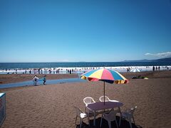 2日目。
朝風呂&朝食の後は、海水浴へ。

めっちゃ波が高くて激しい。
水中メガネ2つ、波で流される！
でも娘は楽しんでました♪
サーファー多し。