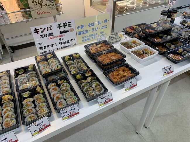 家内とともにはまっているキンパをお買い上げ。店内イートスペースあり。