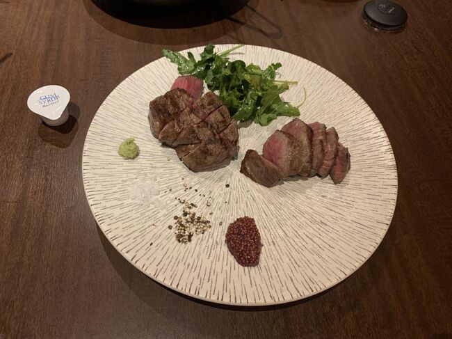 マキ焼き肉。生肉をショーケースに入れてテーブル前で選択し、焼いてもらいます。超うまい