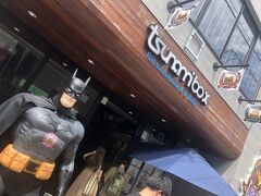 
こちらはバットマン！　強そう～！　こーゆー体型のネービーが歩いてたりする横須賀

沖縄のマリーンと横須賀のネービーは、、、人種が違うってか？（人種は同じだけど）所得クラスがちがうっていう感じ？　マナーも知性も！　

ニトリやホームセンターでは、赴任してきた米軍家族が、生活用品を買い込むのと出くわすけど、レガシーの航空会社に乗ってるクラスってカンジだなぁ？

大学への奨学金のために仕方なく軍に入隊した所得層の人でなく、親の金で大学行ける中産階級以上に見えるのだけど？　バイデン大統領が奨学金の徳政令出してたよな～？　アメリカの奨学金って借り換えデキないという、なかなかにアリ地獄な制度なんだもん

学校って、、ホイホイ奨学金を薦めるけど、失業したりした時は、マジに若くしてホームレスになる悪辣な制度だよ！　ダリルの出た鍼灸マッサージの学校だと、鍼灸師だけだと食っていけない！　マッサージ師を持ってると、訪問マッサージや介護にも行けるけどね～マッサージ師も取れる学校は、盲人の職業保護のためとても少ない