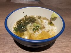 ホテルのサービス☆お茶漬けをいただきました。
就寝前に食べると胃がもたれるので少な目にしました。

翌朝しっかりと胃の調子が悪かったです（汗