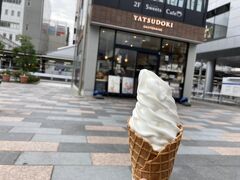 次の電車まで時間がありましたので、シャトレーゼの系列店やつどきで
ソフトクリームをいただきました。
野外はかなり暑くて、ソフトクリームが溶けて垂れました。
夏は冷房が効いた店内で食べた方がよさそうです。