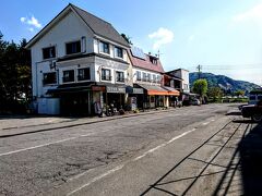 大町温泉郷のバス停付近には店が固まっている。

