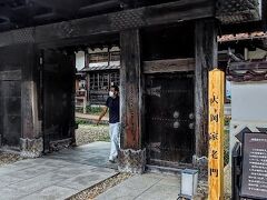 街並みを見ながら、古い建物など見て廻ります。
通りには、綺麗な水が流れる水路があり、鯉が泳いでいましたが、写真を撮るのを忘れちゃいました。

大岡家老門は門を潜ると中は津和野町役場。