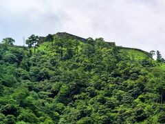 麓から、津和野城の石垣が山の上に見えます。
太鼓谷稲成神社の手前に津和野城跡への観光リフトがありますので、それに乗りました。