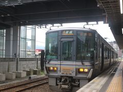 綾部のホテルで１泊して、翌朝JR舞鶴線で舞鶴へ向かいます。
舞鶴線は綾部駅から西舞鶴駅まで約２０分。
新しい電車でした。