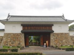 まずは西舞鶴駅から歩いて５分ほどのところにある田辺城跡へ。
大手門が復元されています。