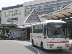 「かまぼこ手形」で西舞鶴から東舞鶴の駅へ。
さらに東舞鶴駅から舞鶴引揚記念館行のバスの乗り換えます。
引揚記念館方面へのバスは１日４本、観光に使えるのは２本だけ。
小さなバスです。