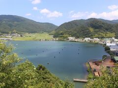 資料館は公園になっていて、登っていくと、かつて復員船が入港した舞鶴港がよく見えます。
復員した人の宿舎は今は工場になっていました。
また眼下には復員船の桟橋も復元されています。