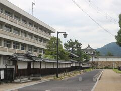 田辺城跡は本丸のあったところは公園として整備されていますが、それ以外の二の丸や三の丸には警察署などがあります。
城内の藩の学校だった明倫館は現在門と塀だけが残り、小学校に使われています。
小学校の名前も明倫小学校です。