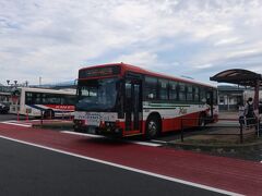 08:17 3番線から関越交通の伊香保温泉行が出発しますが、、、