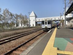 富良野行きの電車は特急列車との待ち合わせの関係で少し遅れて到着しました。