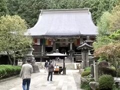 登りきったところからまっすぐ歩くと立石寺中堂です。
立石寺は天台宗のお寺で、創建は平安時代前期の860年だそうです。