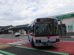 3分後の08:20には4番線から群馬バスの伊香保温泉行が出発
乗り間違えないように3分前のバスが出発するまで頑として入線しません

本日､先発の伊香保温泉行に乗らず､こちらの後発群馬バスに乗車したのには理由がありまして・・・

群馬バスのこの路線は1日4本しかない
伊香保に行くのに本場水沢で水沢うどんを食べようと考えたが､水沢を通るバスはこの路線以外ではこのとき
https://4travel.jp/travelogue/11269388
に乗った高崎からのバスだけのようだけど､高崎からバスに乗って行くにはちょっと時間がかかるので08:10に渋沢駅に到着する電車に乗って08:20に渋沢駅を出発するこのバスに乗れば､乗換時間も少なく水沢に行ける
水沢から伊香保へはこの路線ではなく､高崎からのバスに乗れば､1時間に1本程度走っている(但し終バスは早い)ので､問題なく伊香保に着けるというわけで