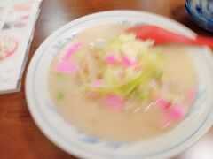 翌日も長崎名物を食べに行きます。すごい写真ブレブレですが、「天天有」さんのチャンポンです。。