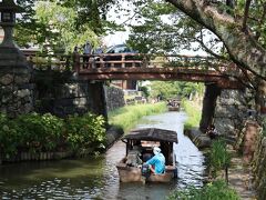 八幡堀では船に乗って観光することもできます。見えている橋は白雲橋です。