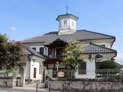 白雲橋は、白雲館の正面にありました。明治10年に八幡東学校として建築されたそうで、現在は観光案内所になっています。