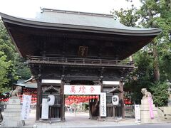 つづいて日牟禮八幡宮（ひむれはちまんぐう）へ。お盆ということもあって萬燈祭の準備がされていました。