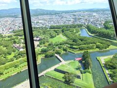 五稜郭タワーに昇ってみました。
上から見ると、大きさと、綺麗な星型がよく分かります。

五稜郭の後は、お昼ご飯に「グルメ回転寿司 函太郎」へ入りました。
ちょっと贅沢寿司、デザートにメロンまで食べました。
写真は撮り忘れました。