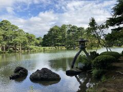 歴代藩主が作庭した日本三名園の一つ。

兼六園のシンボル、左右の長さの違う灯籠。