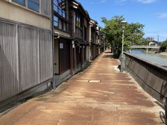 浅野川沿いに格子戸の料亭などが並んでいます。
人もほとんどいないし、静か。