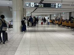空港着。電車で札幌市内へ向かいます。