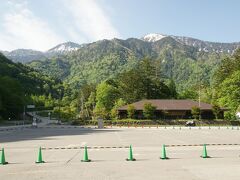 ●平湯温泉バスターミナル

7:46。
今日は、高山や白川郷へ行く予定にしていますが、その前に、平湯大滝まで、散歩してみようと思います。
