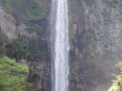 ●平湯大滝＠平湯温泉

ですが、離れていても、大滝を綺麗に眺めることが出来ました。
落差64メートル、幅6メートル。
日本の滝百選にも選定されています。
毎年2月になると、氷結した滝をライトアップする「平湯大滝結氷まつり」が行われているそうです。
