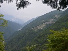 ちなみに明日の帰りに撮ったやつだけど、下栗の里はあちら。

実は遠山郷含めいつか来たいなーと思ってたけど、今回こんな形で訪れる事になった。

けっこうな山奥で、徳島の祖谷を思い出した。ていうか国内の秘境にけっこう行った気になってたが、まだまだだった。
自分は白川郷や秋山郷など、秘境感のある郷が付く場所が好きなんだけど、もちろんここも好きになった。いつかまたゆっくり観光目的で来たい。