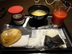 出発は羽田空港8時20分の便で。
JALのラウンジで朝ごはんを食べて、今は無きハーゲンダッツのアイスも2個食べて搭乗しました。