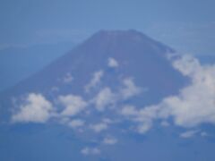 ピンボケですが、機内から見える富士山をパシャ。