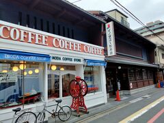 三条通から南に下ったところにあった京都の老舗喫茶店、イノダコーヒーの本店。
京町屋風のかなり大きな建物ですぐ隣には対照的な洋風のコーヒー豆を売るお店が併設されていました。
残念ながら開店まで３０分以上ありましたので、今回は外から眺めただけ。
次回京都に行った際にはぜひ利用してみたいと思いました。 
