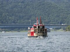 遊覧船「天晴（あっぱれ）」に乗ります。