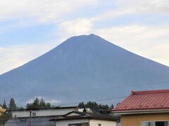 夕方、30分ほど夕立がありましたが、その後は晴れて富士山の全景を見ることができました。