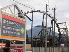 高速バスは富士急ハイランドに寄って、東京駅へ向かいます。
途中、20分ほど渋滞していましたが、結果的には定刻数分遅れで東京駅に到着しました。
道中がほとんど高速道路なので、あまり疲れずに快適な旅でした。