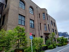こちらは吉田鉄朗の設計により大正15年に京都中央電話局として建設された歴史的建造物をリノベーションした新風館。
