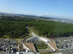 エレベーターの中から見える駐車場。