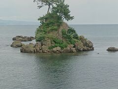 雨晴海岸の絶景、天気がいい日には、この島の後ろに立山連峰が見えるそうですが、
今日は、だめでした・・・、残念。