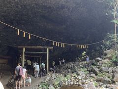 天安河原。
天照大神が天岩戸に隠れてしまわれた際に、どうやって出てきてもらうか他の神々が相談した河原。神話の世界がそのまま広がってます。