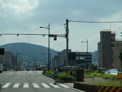 　京の五条の橋の上を横切り…