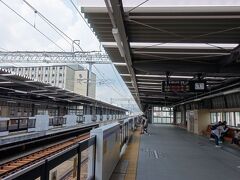 　２面２線の追い越し不能な駅の割には、ホームが広く、ホームドアまで完備されてます。乗車人員２千人レベルの駅では破格の設備。