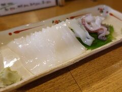 福山駅前で新幹線の時間まで、かるく夕食をいただくことに。

出雲そば大黒屋さん。
イカのお刺身。新鮮で美味しい。